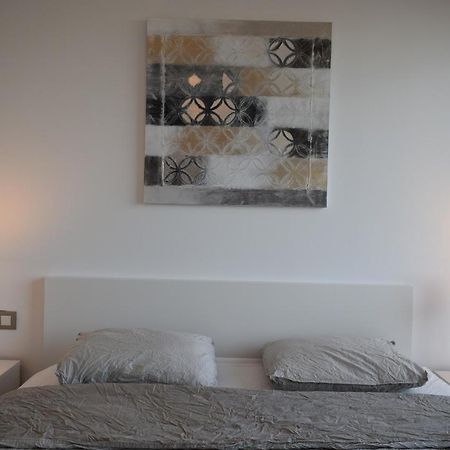 Magnificent Apartment Close To The Beach サン・アドリア・デ・ベソス エクステリア 写真