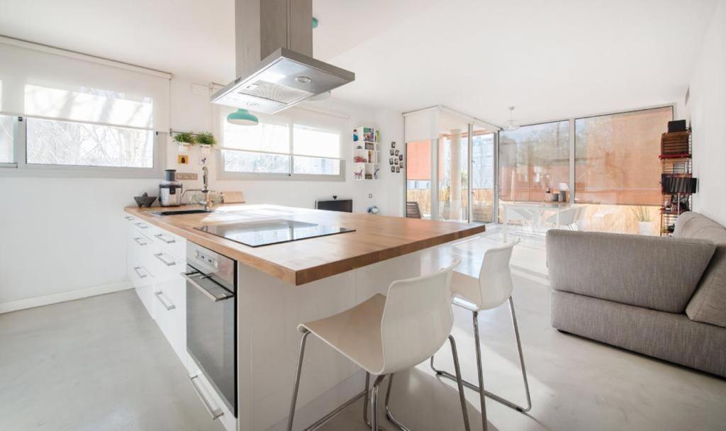 Magnificent Apartment Close To The Beach サン・アドリア・デ・ベソス エクステリア 写真