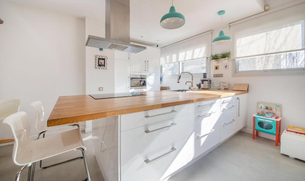 Magnificent Apartment Close To The Beach サン・アドリア・デ・ベソス エクステリア 写真